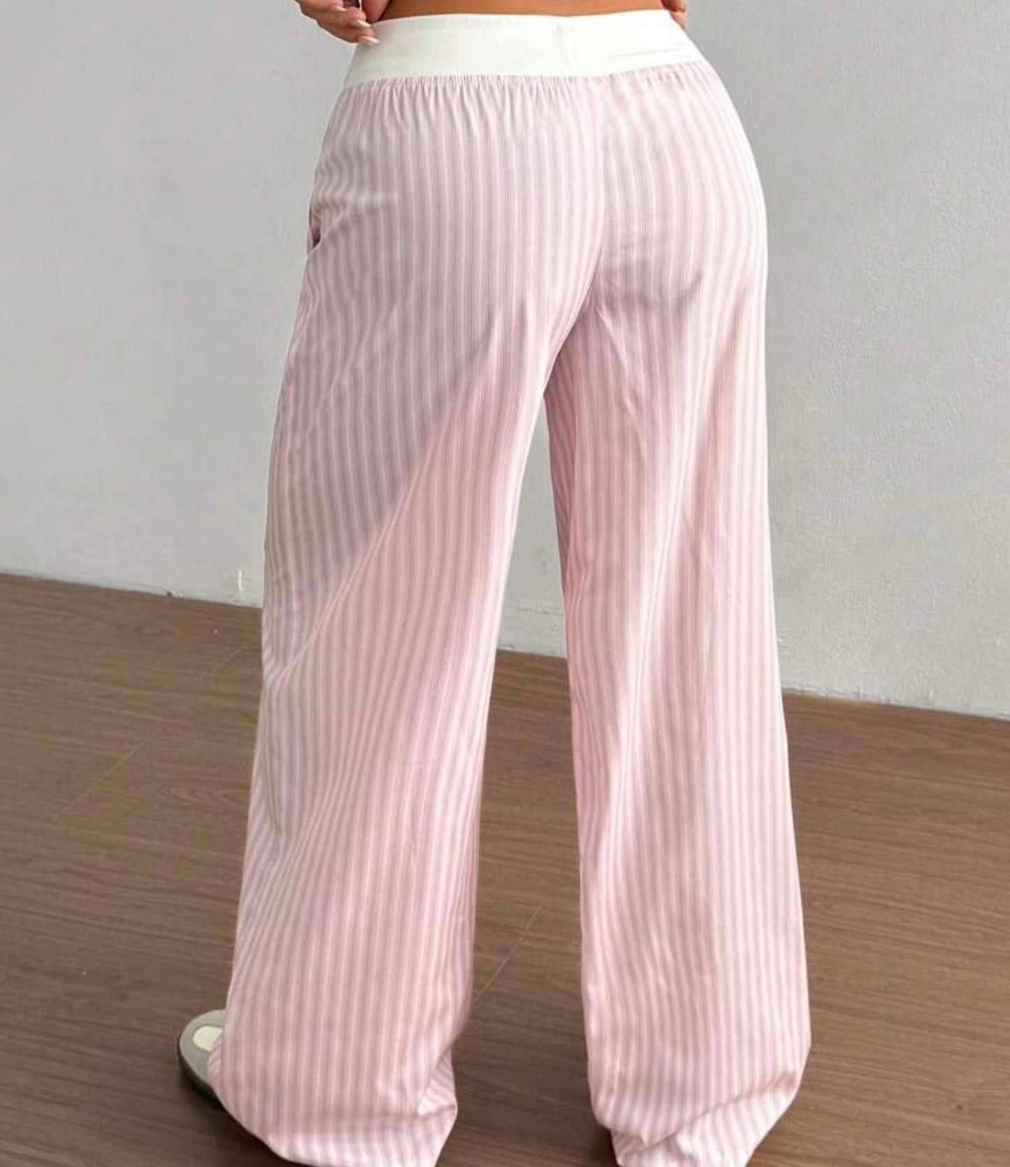 ピンクストライプのワイドレッグルームパンツ(コントラストウエスト付き)